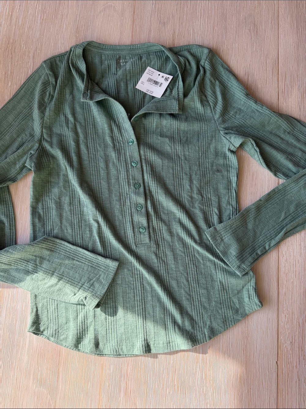💚Brand new American Eagle Sage Green Ribbed Henley Lightweight Top💚